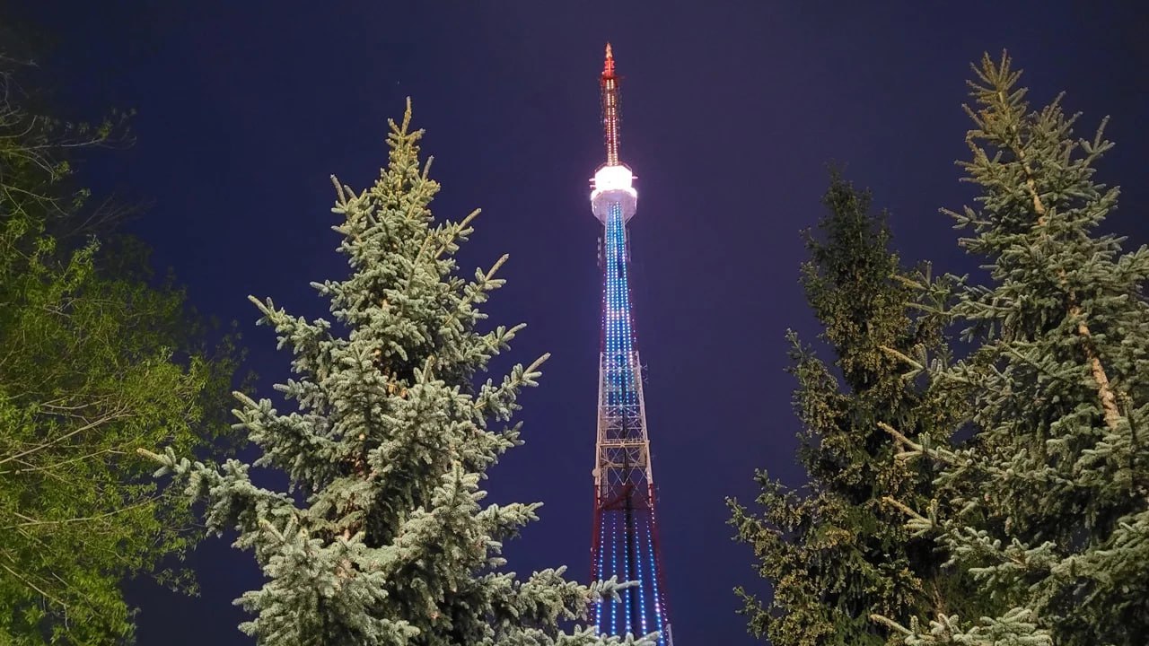 ⏺⏺⏺На телебашне Челябинска запустят праздничную подсветку в честь Дня отца   Как пояснили в региональном филиале Российской телевизионной и радиовещательной сети, там готовят специальную открытку в честь праздника.   ‍ ‍ ‍ День отца официально появился в России совсем недавно – в 2021 году. Соответствующий указ был подписан президентом страны Владимиром Путиным. Памятную дату отмечают каждое третье воскресенье октября – в этом году оно выпадает на 20 октября.  ⏰В Челябинске подсветку на челябинской телебашне запустят в воскресенье вечером. Увидеть поздравление можно будет в течение нескольких часов, с 18:45 до 00:00.    Вести Южный Урал   Челябинск