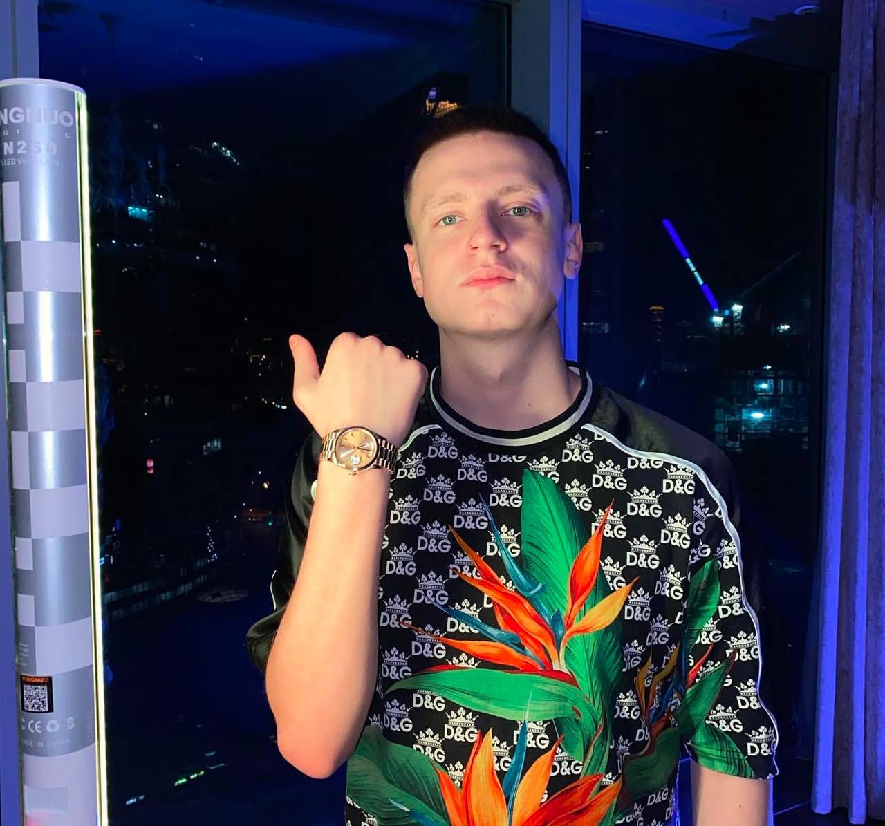 В Казахстане объявили в розыск блогера Mellstroy Агентство по финансовому мониторингу внесло беларуского блогера Mellstroy Андрея Бурима в список разыскиваемых Информация появилась в базе Генпрокуратуры Само дело зарегистрировано 15 ноября розыск ведет ДЭР по Астане Напомним что Mellstroy популярный блогер и стример с миллионами подписчиков Его контент давно известен как трэш формат и судя по всему теперь этот стиль добрался и до официальных реестров Кроме того совсем недавно казахстанцы начали массово участвовать в его конкурсе Астанчанин бегал по ТЦ в нижнем белье чтобы выиграть квартиру у блогера но в итоге получил 15 суток ареста Другой и вовсе сменил имя и фамилию на Mellstroy game Дорогие читатели если вы стали свидетелями каких то событий либо вам нужна информационная помощь то можете отправить информацию видео и фото сюда infoztb или wa me 77779419900 ztb qaz