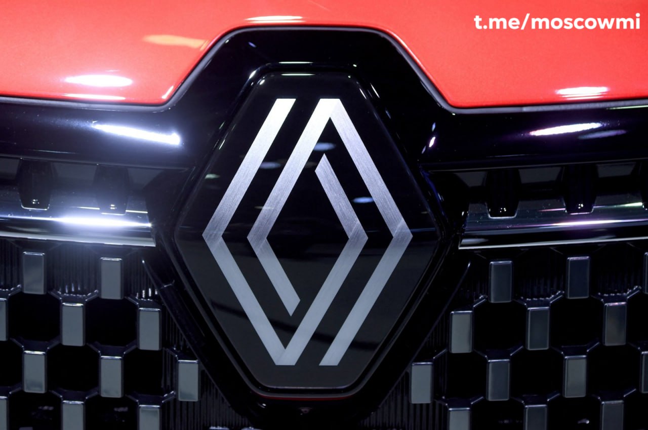 Приравнять логотип Renault к фашистской символике потребовали в Госдуме. Всё из-за того, что автоконцерн собирается начать производство БПЛА на территории Украины. Если инициативу примут, то все машины французской марки в России запретят.