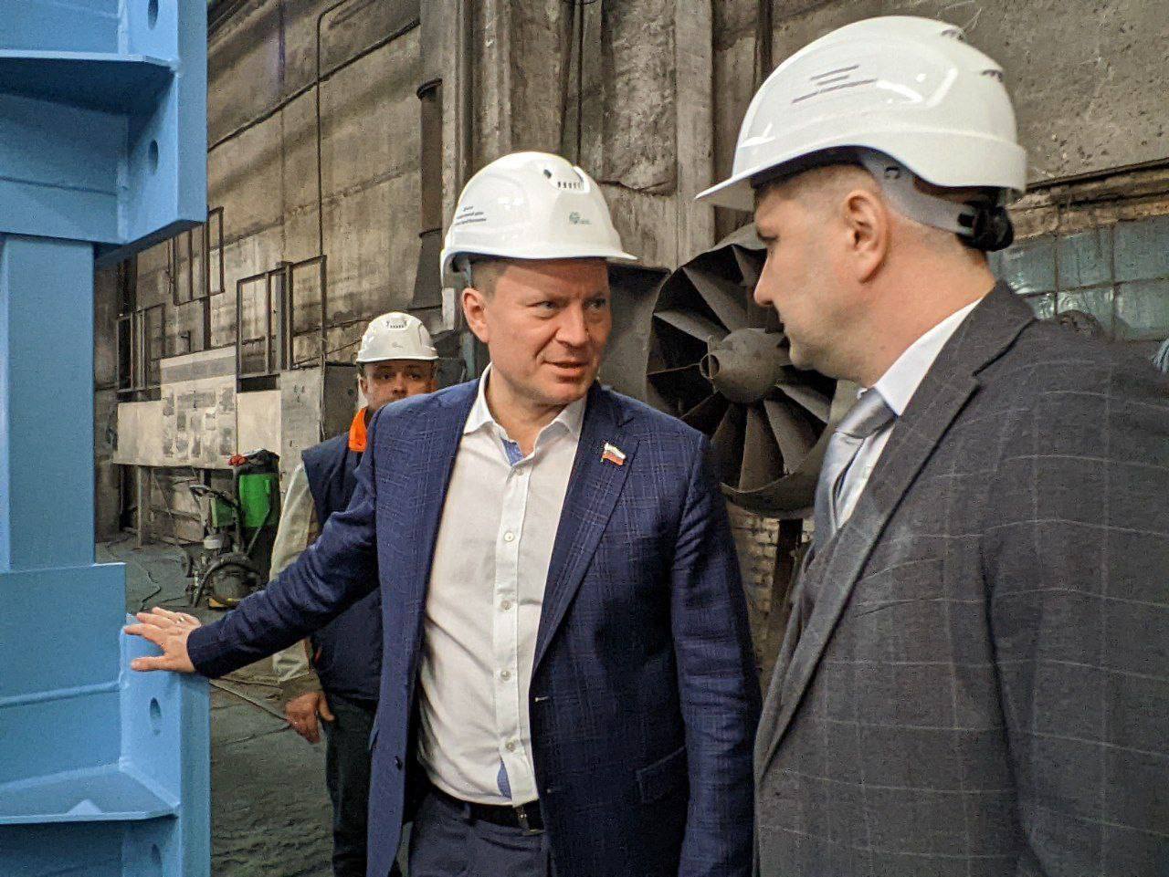 Продолжая тему связанную с задержками выплаты заработной платы на заводе металлоконструкций «СКЗМК Сибирь». Сегодня стало известно, что ранее сотрудники назаровской прокуратуры провели проверку на предприятии. Вот официальный комментарий: « По мерам прокурорского реагирования перед работниками ООО «СК ЗМК Сибирь» погашена задолженность по заработной плате, в т.ч. невыплаченный расчет при увольнении, оплаты отпуска, в размере свыше 7 млн.руб., в отношении должностных лиц предприятия прокурором возбуждены дела об административных правонарушениях по статьям ч.6 ст.5.27 КоАП РФ. Кроме того выявлены нарушения трудового законодательства в сфере охраны труда, в отношении 6 должностных лиц предприятия по данным нарушениям возбуждено дело об административном правонарушении по ч.1 ст.5.27.1 КоАП РФ» Фото: ТГ «Сергей Еремин»