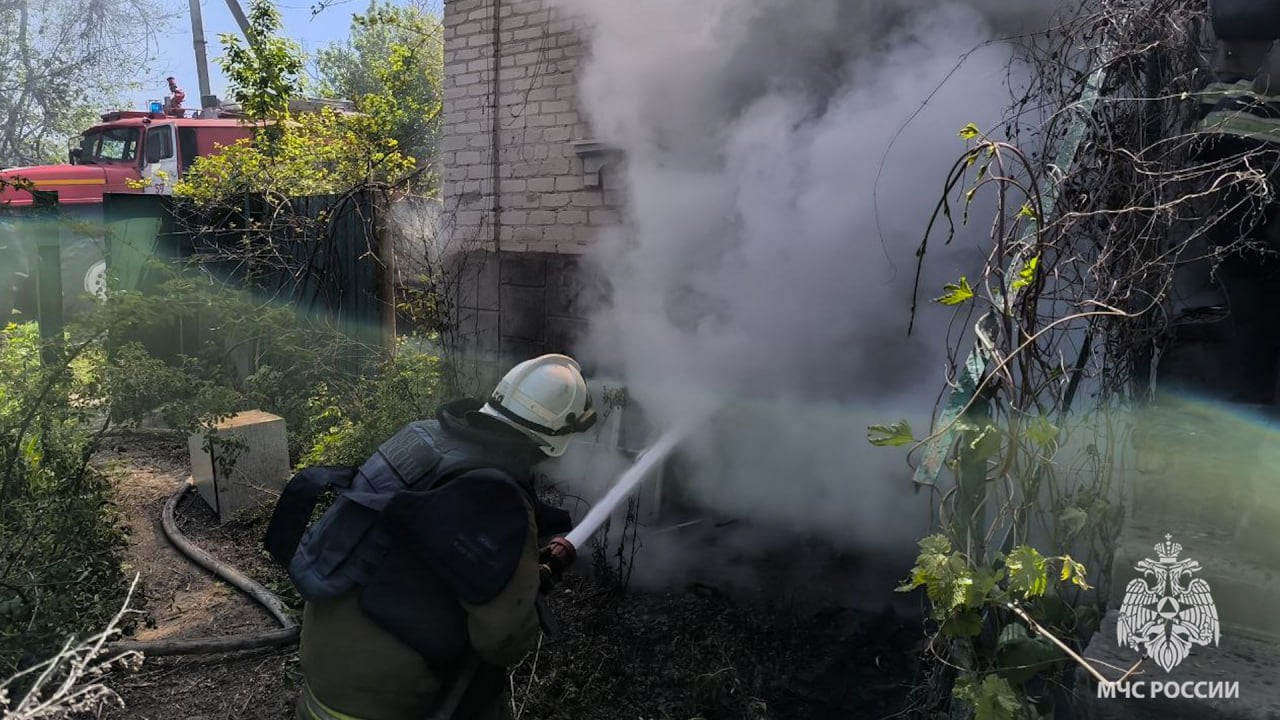 Лисичанские спасатели ликвидировали пожар на частном подворье В службу 101 Северодонецка поступило сообщение о том, что горит дом на ул. Щорса. По прибытии подразделений 59 пожарно-спасательной части было установлено, что произошло загорание в подвальном помещении. Спасатели МЧС России ликвидировали пожар на площади 15 квадратных метров. На месте работали 8 человек и 2 единицы техники. Причина произошедшего устанавливается. #БудьВКурсе оперативных событий в МЧС России ГУ МЧС России по ЛНР Подпишись ВК ОК Рутуб