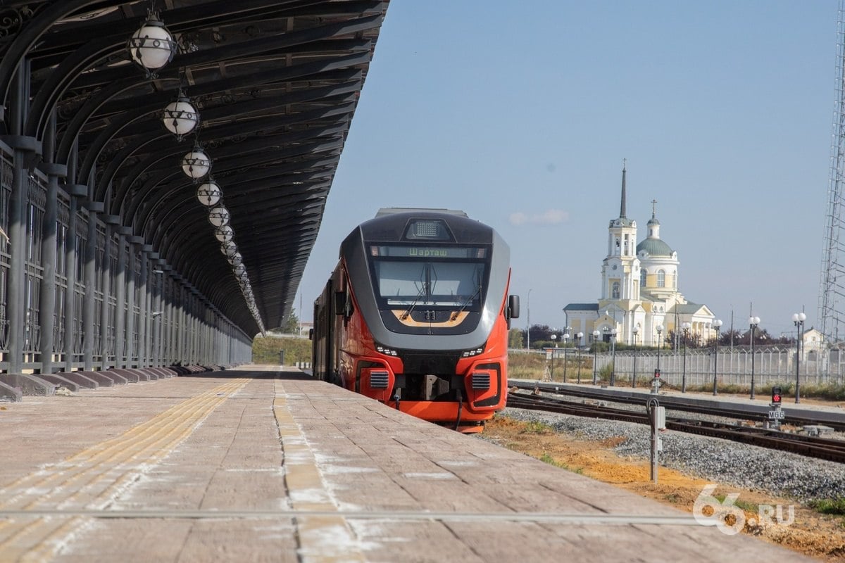 В мэрии рассказали, когда начнут проектировать первые станции метро. Но не того, которое все ждут   Речь идет о строительстве городской электрички, которую обещают уже несколько лет. Первый  и пока последний  шаг к ее реализации сделали летом 2022 года. Тогда на «Иннопроме» подписали соглашение о создании Новокольцовского маршрута. В этом районе находится студенческий кампус УрФУ.  «Работа по развитию системы наземного метро движется. Может, не так быстро, как хотелось бы [...] Мы надеемся, что на следующий год начнется проектирование первых станций «Новокольцовский», «Студенческая», «Экспо» с дальнейшим уходом к «Сима-ленду» и «Закольцовской» в Кольцово», — рассказал корреспонденту 66.RU директор департамента экономики Алексей Прядеин.  Строительство линии обойдется в 107 миллиардов рублей. Для этого нужны дополнительные инвесторы. В мэрии надеются на помощь РЖД, но компания пока не включает проект в свои инвестиционные программы