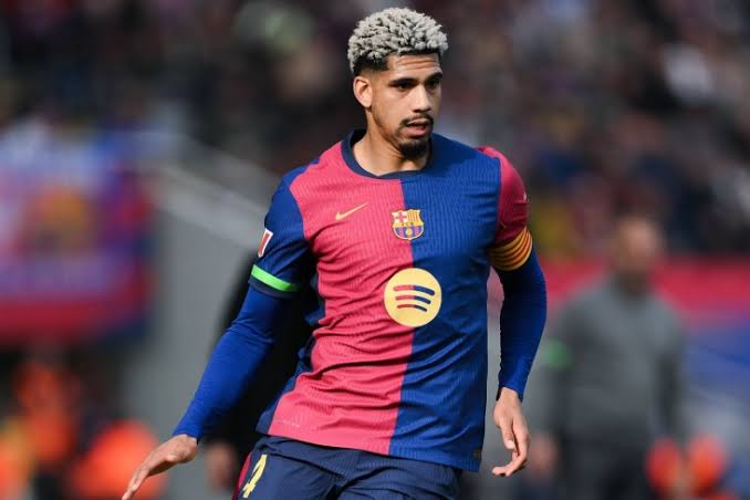 У Араухо кишечная инфекция защитник Барселоны пропустит матч с Алавесом Ранее сообщалось что уругваец впал в депрессию и сильно переживает из за своего удаления в игре против Челси