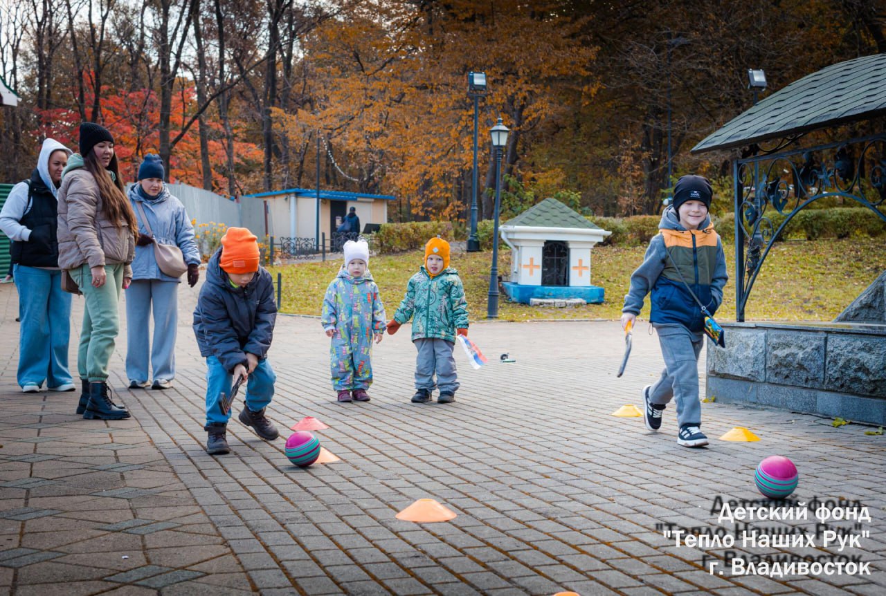 Приморский детский сад и херсонская школа стали побратимами Детский сад 44 заключил соглашение о побратимстве с Круглоозерской школой Голопристанского района благодаря поддержке благотворительного фонда Тепло наших рук и содействию добровольческого гуманитарного проекта ДГП Русский Донбасс Педагоги и воспитатели обоих образовательных учреждений волонтеры приморского фонда и ДГП планируют насыщенную программу культурного гуманитарного и образовательного сотрудничества Так приморский детский сад организовал благотворительную ярмарку для помощи херсонской школе Собранные средства волонтеры фонда Тепло наших рук направят на оснащение швейного профориентационного цеха Фронтовая мастерская Круглоозерской школы