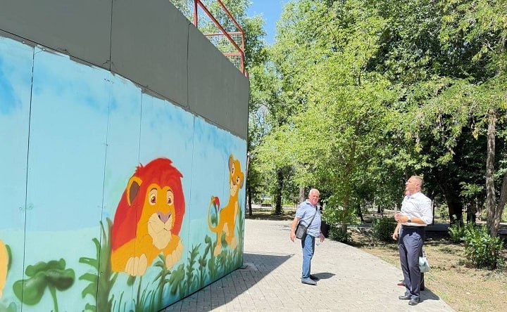 В Новочеркасске может пройти фестиваль граффити О возможности провести в обновлённом парке микрорайона Соцгород фестиваль граффити сообщил заместитель главы администрации Новочеркасска Константин Хмельницкий. «Обсудили возможность проведения фестиваля граффити, чтобы привлечь увлечённых людей и преобразить заднюю часть амфитеатра. Это отличная возможность для художников показать свои работы и украсить пространство», — заявил Хмельницкий на своей странице в соцсети. Он рассказал, как идут работы по преображению парка. Там начался ремонт сцены. «Планируем полностью оживить это пространство, включая сценическую площадку и амфитеатр. Благодаря выделенным средствам АО «Трансмашхолдинга», будет приобретено новое оборудование. Также идут работы по обеспечению электроснабжения для работы оборудования. Установим пять дополнительных опор, включая освещение, что сделает пространство более уютным и безопасным», — пояснил замглавы администрации. #новости #Новочеркасск
