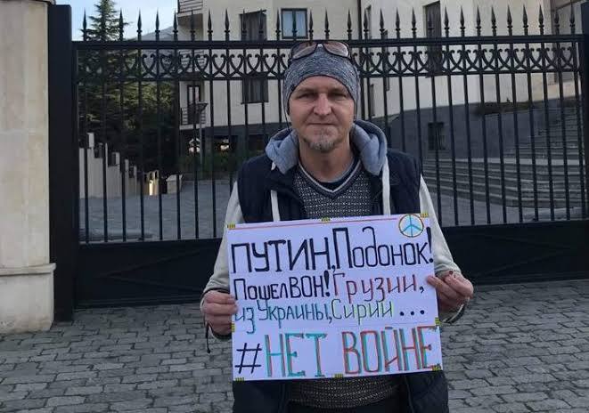 Россиянина депортируют из Грузии за участие в митинге протеста Тбилисский городской суд признал Николая Белякова административным правонарушителем и приговорил его к 14 суткам административного ареста за участие в митингах против действующей власти Грузии Согласно решению суда после освобождения из под административного ареста он будет депортирован и ему будет запрещён въезд в Грузию в течение 2 лет Адвокат сообщила что ее подзащитный уехал из России в 2016 году скрываясь от репрессий и террора и теперь на родине ему угрожает опасность Она назвала решение суда незаконным и абсолютно необоснованным и добавила что для него возвращение в Россию это смертный приговор Гуд Афтенун Новости
