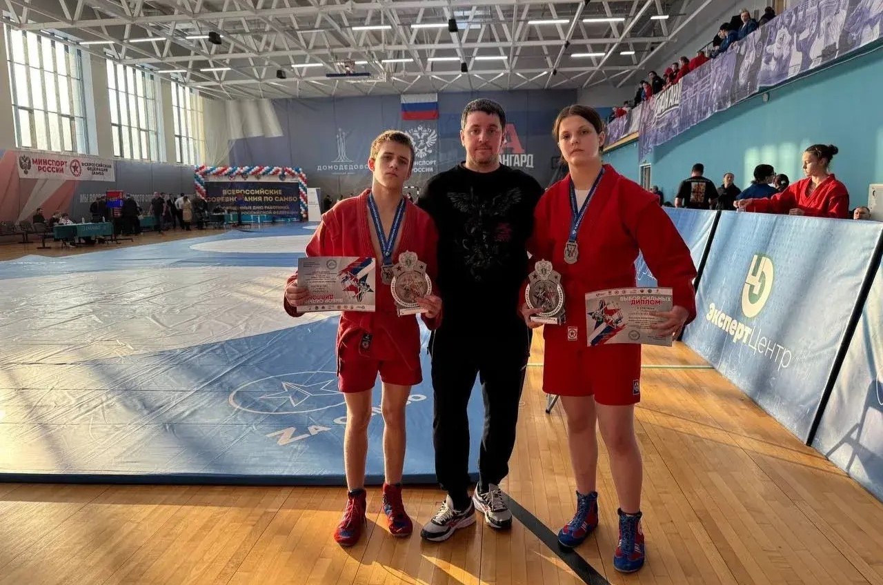 Мытищинские самбисты успешно выступили на Всероссийском турнире В Домодедово прошел Всероссийский турнир по самбо среди юношей и девушек в возрасте 14 16 лет посвященный Дню работника прокуратуры РФ Это масштабное мероприятие собрало более 400 юных спортсменов из 26 регионов страны и стало отборочным этапом к первенству России Достойные результаты показали воспитанники мытищинской спортивной школы ЦДЮС Серебряные медали соревнований завоевали Параскева Генералова и Лев Окулов Бронзовая награды в активе Дмитрия Кральцова Подписывайтесь на MAX и Telegram каналы Главы городского округа Мытищи Юлии Купецкой мытищи новости Социальные сети городского округа Мытищи