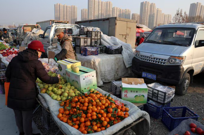 Потребительская инфляция в Китае достигла трехлетнего максимума но борьба с дефляцией еще далека от завершения Годовая инфляция потребительских цен в Китае в декабре ускорилась достигнув 34 месячного максимума но годовой показатель упал до самого низкого уровня за 16 лет в то время как дефляция производителей сохраняется что подтверждает ожидания рынка относительно дополнительных мер стимулирования для поддержания слабого спроса   За последний год дисбалансы в экономике объемом 19 триллионов долларов усугубились несмотря на то что темпы роста согласно прогнозам Пекина должны достичь целевого показателя в около 5 в 2025 году чему способствуют государственная поддержка и устойчивый экспорт товаров Согласно данным Национального бюро статистики НБС опубликованным 9 января индекс потребительских цен ИПЦ за декабрь вырос на 0 8 по сравнению с тем же месяцем 2024 года что соответствует ожиданиям согласно опросу Reuters и свидетельствует о росте по сравнению с ноябрьским показателем в 0 7 Рост цен был в основном обусловлен повышением цен на продукты питания особенно на свежие овощи и говядину которые подорожали на 18 2 и 6 9 соответственно говорится в заявлении статистика Национального бюро статистики Дун Лицзюань Предновогодние покупки и поддерживающая политика также способствовали росту потребительских цен добавил Дун Источник Reuters chinastocksnet Если полезно поставьте лайк Китай Навигация по каналам  Акции  Облигации  Китай  Трейдинг  Новости  Клуб