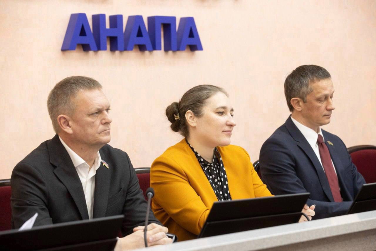 В Анапе на полгода отменили турналог Решение было принято сегодня 29 января на седьмой сессии Совета пятого созыва Депутаты единогласно поддержали решение о приостановке действия на территории Анапы туристического налога в период с 1 января по 30 июня текущего года включительно Мера принята с целью поддержки учреждений санаторно курортного и гостиничного комплекса пострадавших от последствий ЧС сообщает пресс служба мэрии Телеканал Краснодар в MAX