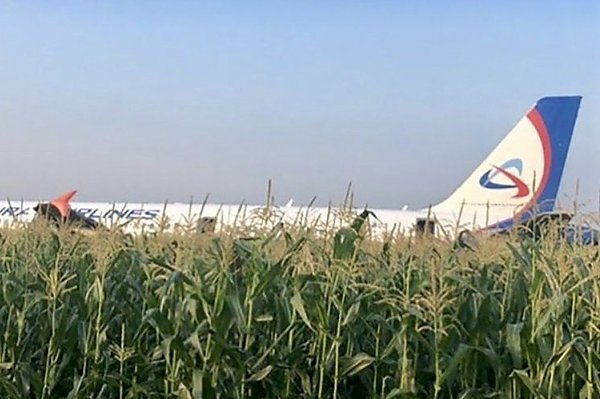 МАК спустя шесть лет опубликовал отчет о посадке А321 в кукурузном поле в Раменском Межгосударственный авиационный комитет МАК официально опубликовал отчет о посадке Airbus A321 в кукурузном поле в Раменском произошедшей в 2019 году Окончательный отчет был подготовлен в 2021 году но до настоящего времени не был официально опубликован Об этом сообщает ТАСС Самолет в 06 12 мск приступил к взлету Сразу после отрыва от полосы он столкнулся с чайками В левый двигатель попало как минимум три птицы в правый как минимум одна Позже части их тушек и перья были найдены в самом самолете и на взлетно посадочной полосе аэродрома Фактором появления птиц около аэропорта Жуковский стали свалки и водоемы в округе aviaru net n289567