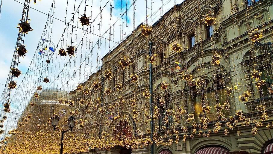 Дети из Новой Каховки отправятся на экскурсии в Москву и Севастополь Школьники из Новой Каховки летом отправятся в экскурсионные поездки в Москву и Крым, сообщили Херсонскому агентству новостей в администрации округа. «По итогам регионального конкурса „Русская Весна: события, причины, итоги“ 9–12 июня 8 детей поедут в экскурсионно-познавательную поездку в Севастополь. А по программе „Культурная карта 4+85“ 21–27 июня 10 ребят отправятся в Москву», — сказали в администрации. Летний досуг школьников округа дополнят не только экскурсионные программы, но и культурные, развлекательные, спортивные мероприятия. На лето запланированы теннисный турнир, игры футбольных команд и выездные соревнования для кикбоксеров. #Дети