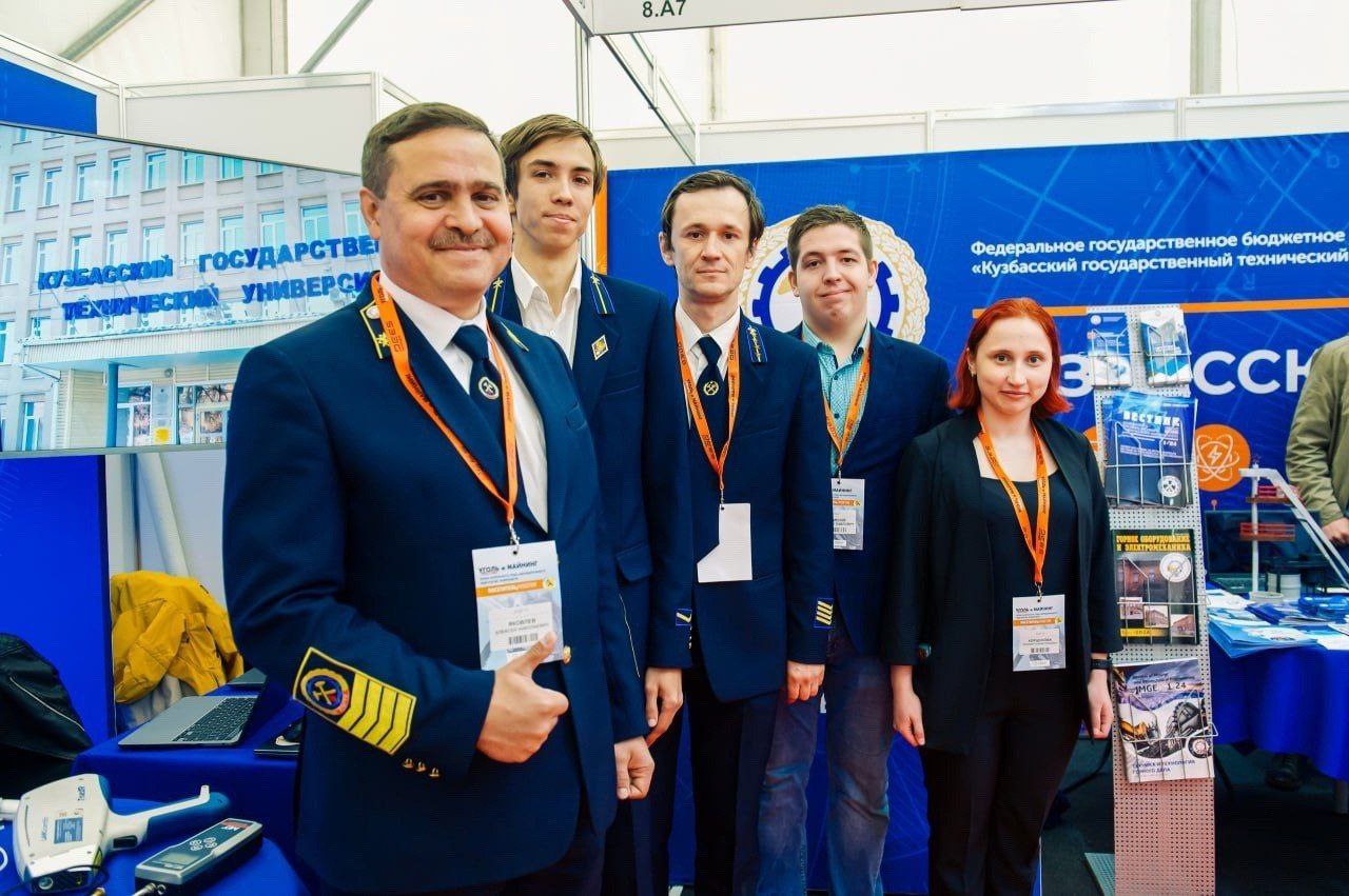 Грант в размере 78 млн рублей на создание интеллектуальной системы прогнозной диагностики транспортных средств выиграл Кластер инновационного машиностроения Кузбасского государственного технического университета Губернатор Кузбасса Илья Владимирович Середюк отметил что такая система позволит перейти от планового ТО к обслуживанию техники по фактическому состоянию что сократит эксплуатационные расходы и повысит безопасность водителей Ученые КузГТУ разработают комплекс программно аппаратных решений для мониторинга состояния ключевых узлов и агрегатов транспортного средства в режиме реального времени Часть гранта в размере 18 млн рублей профинансирует индустриальный партнер и заказчик проекта ПАО КАМАЗ Итогом работы станет создание лабораторного образца системы который пройдет все необходимые испытания и будет готов к передаче индустриальному партнеру для внедрения в производство Партнерство с ПАО КАМАЗ обеспечит соответствие прототипа требованиям современного автомобилестроения и его готовность к внедрению в перспективные модели коммерческого транспорта Андрей Панов Подписывайтесь