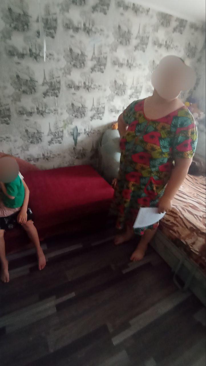 КДН Генического округа проверила семьи с детьми в летние каникулы  С 16 по 17 июля члены комиссии по делам несовершеннолетних и защите их прав Генического муниципального округа провели выездные мероприятия в семьи, находящиеся в социально опасном положении. Проверки прошли на территориях Азовского, Новодмитровского и Новоалексеевского сельских поселений.  Всего комиссией было посещено 8 семей, где воспитываются 18 детей. С родителями провели консультации по вопросам гигиены и вручили памятки о родительских обязанностях. Также затронули тему вреда алкоголя — как для здоровья взрослых, так и для психологического состояния детей.  С детьми специалисты обсудили безопасное проведение летних каникул и рассказали о рисках употребления энергетиков и слабоалкогольных напитков. Каждому ребёнку вручили информационные буклеты.