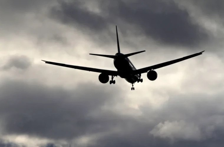 Инцидент на борту самолёта EasyJet пассажир попытался проникнуть в кабину пилотов