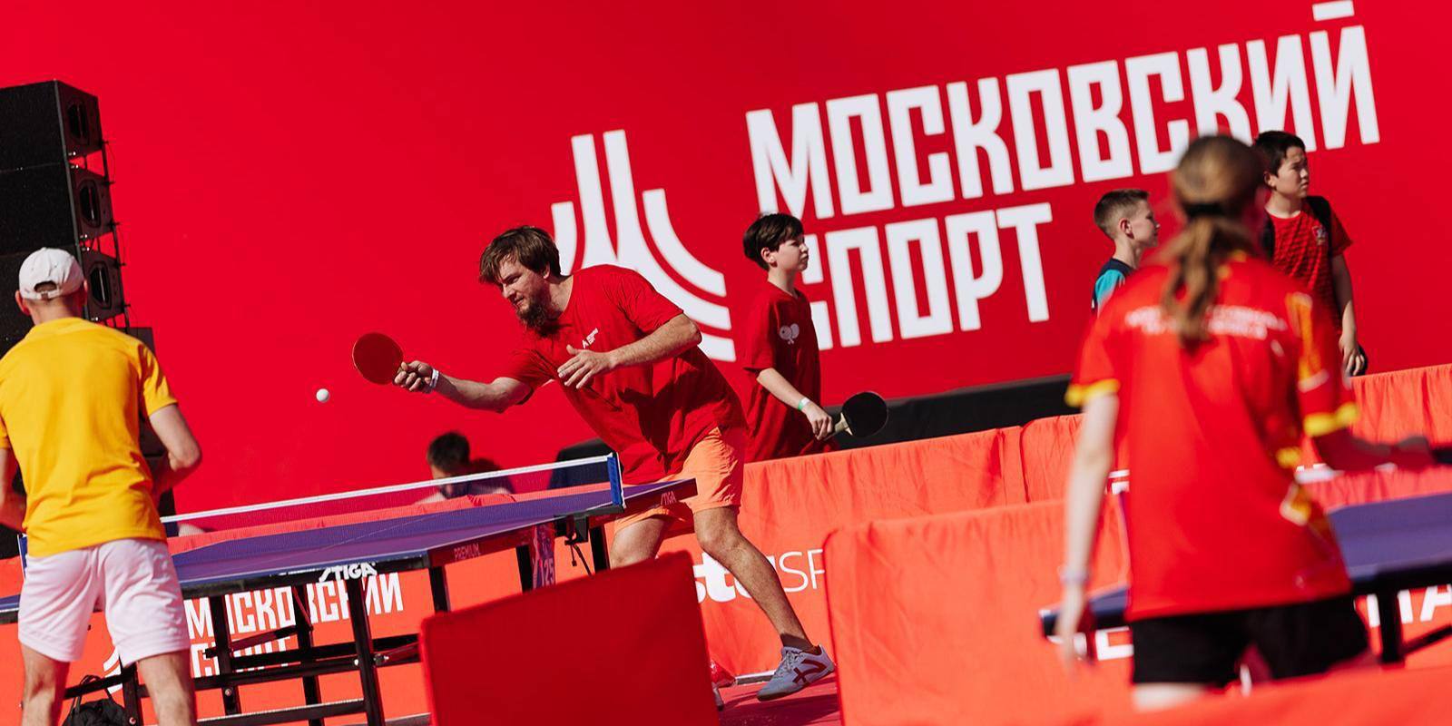 Москвичей приглашают на фестиваль настольного тенниса Народные игры 7 декабря в универсальном спортивном зале Дружба пройдет традиционный Всероссийский фестиваль настольного тенниса Народные игры при поддержке Департамента спорта города Москвы На нем проведут открытые любительские соревнования в разных возрастных категориях Организаторы приготовили для участников сувениры а победители и призеры будут награждены памятными подарками медалями и кубками Фестиваль имеет богатую историю Он ведет свое начало с 14 апреля 1991 года когда состоялся первый турнир объединивший любителей настольного тенниса За эти годы состязание стало неотъемлемой частью спортивной жизни столицы Участие в соревнованиях бесплатное по предварительной регистрации Более подробная информация опубликована на официальном сайте фестиваля