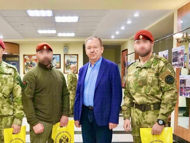 Кандидат от «Партии пенсионеров» подал документы в избирком на выборы главы Поморья Избирательная комиссия Архангельской области принял пакет документов для выдвижения на выборы губернатора региона кандидата от регионального отделения партии «Российская партия пенсионеров за социальную справедливость» Алексей Буглака. Буглак представил документы накануне, 24 июня. На следующем этапе избирательного процесса кандидат должен предоставить листы поддержки своего выдвижения. Документы для выдвижения на должность главы региона в избирком подали еще четыре человека: действующий губернатор Архангельской области Александр Цыбульский «Единая Россия» , кандидат от регионального отделения «ЛДПР» Мария Харченко, от партии «Справедливая Россия» Олег Черненко и Роман Лябихов от партии КПРФ. Выборы губернатора Архангельской области пройдут в течение трех дней подряд – 12, 13 и 14 сентября 2025 г. : Росгвардия. Северо-запад Подпишитесь на «Ведомости Северо-Запад»