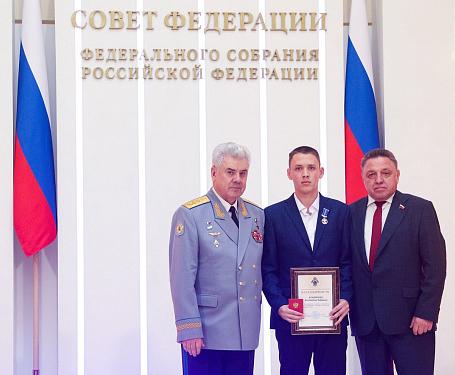 Юный герой из Кировской области получил награду Совета Федерации за спасение ребенка В Совете Федерации наградили детей и подростков проявивших личное мужество в экстремальных ситуациях Среди 19 лауреатов оказался 16 летний Константин Ахматаев студент первого курса Санчурского техникума В марте 2025 года во время вечерней прогулки с друзьями вдоль реки он услышал отчаянные призывы о помощи и заметил маленькую девочку стоявшую на непрочном льду недалеко от берега Пока его товарищи искали способ помочь ребенку лед треснул девочка упала в холодную воду и начала тонуть Константин бросился в реку и успел вытащить ребенка в последний момент Добравшись до берега подросток укрыл девочку своей курткой и отвел в ближайший дом До этого героический поступок Константина отметили благодарностью МЧС Теперь он удостоился медали Совета Федерации За проявленное мужество и благодарственного письма от Следкома Мы в MAX