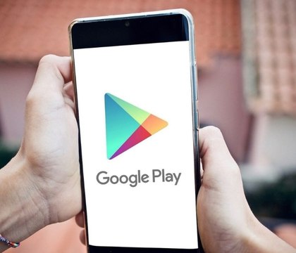 Google Play будет предупреждать о приложениях которые чрезмерно расходуют заряд батареи В Google Play появится новая функция сервис будет предупреждать пользователей о приложениях не допускающих перехода смартфона в спящий режим и чрезмерно расходующих заряд аккумуляторной батареи Соответствующая метрика для реализации подобных предупреждений была разработана Google совместно с Samsung