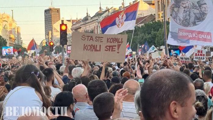 Разработка литиевого месторождения Jadar в Сербии вызвавшая многотысячные протесты в стране законсервирована сообщил Bloomberg со ссылкой на документы горно металлургической компании Rio Tinto Проект будет переведен в режим техобслуживания Его разработка предусматривала инвестиции в размере 2 95 млрд Помимо финансовых соображений на решение Rio Tinto повлияла позиция властей Сербии Учитывая отсутствие прогресса в выдаче разрешений мы не в состоянии поддерживать тот же уровень расходов и распределения ресурсов говорится в документе Планы по разработке месторождения лития вызвали массовые митинги в Сербии в 2024 году после чего власти поставили решение по проекту на паузу Протестующие требовали принятия закона о постоянном запрете на добычу лития и бора в стране Подпишитесь на Ведомости