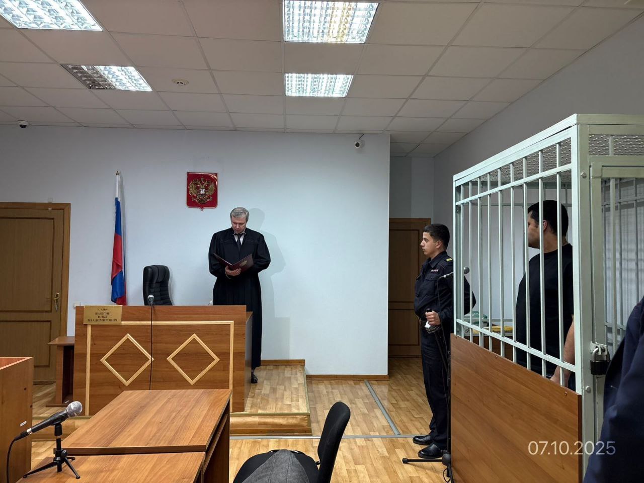 Бывший директор дорожного департамента Ивановской области остается под арестом Бывший директор дорожного департамента Ивановской области Дмитрий Вавринчук остается под арестом Апелляционный суд оставил решение о нахождении под стражей до 14 декабря 2025 года без изменений Защита бывшего чиновника просила перевести его под домашний арест однако суд встал на сторону прокуратуры Напомним Дмитрий Вавринчук обвиняется в получении взятки в особо крупном размере Сайт   ivteleradio ru Бот обратной связи в ТГ ivteleradio feedback bot