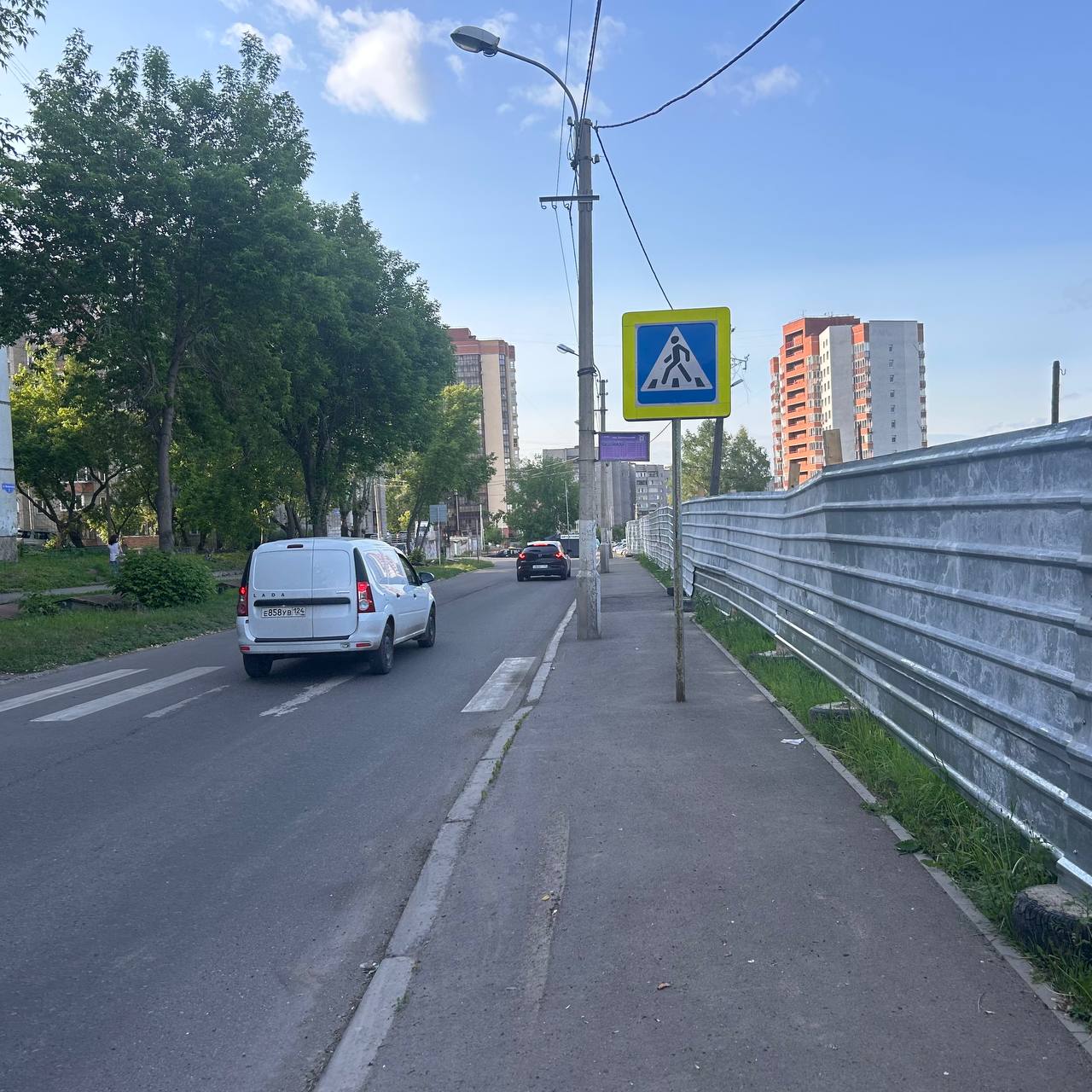 Переулок Боготольский перекроют на 2,5 года из-за ремонта и костей бизона  Дорогу закроют для движения уже с 12 июня от улицы Копылова до улицы Менжинского, 8а. Подъезд к 6 и 8 домам на улице Менжинского будет осуществляться со стороны улицы Новосибирской.  Здесь проводят археологические раскопки. Как сообщили в департаменте градостроительства, на участке уже нашли разделочный нож времен каменного века и останки, предварительно, бизона, которым по 11-12 тысяч лет.  «[Раскопки] продолжатся до начала реконструкции переулка. Приступить к его строительству мы планируем в следующем году. Срок возведения дороги по проекту 17 месяцев», — рассказал руководитель департамента градостроительства Сергей Шикунов.  Проезжая часть увеличится до четырех полос и станет двусторонней для движения, ее протяженность будет 676 метров.