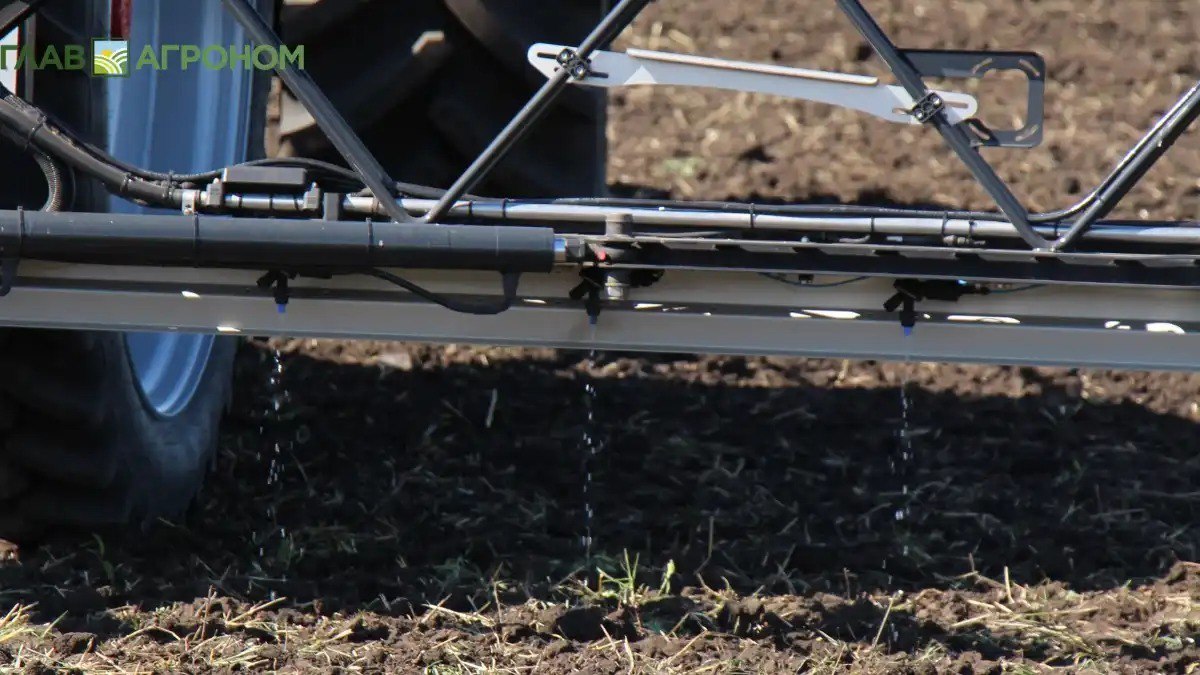 Процесс госрегистрации пестицидов и агрохимикатов в РФ будет усовершенствован Комитет Совета Федерации по аграрно продовольственной политике и природопользованию продолжает работать над совершенствованием законодательства в области обращения с пестицидами и агрохимикатами На расширенном заседании комитета обсудили новый законопроект повышающий эффективность процедуры проведения госрегистрации пестицидов и агрохимикатов Что предлагается документом Об этом читайте