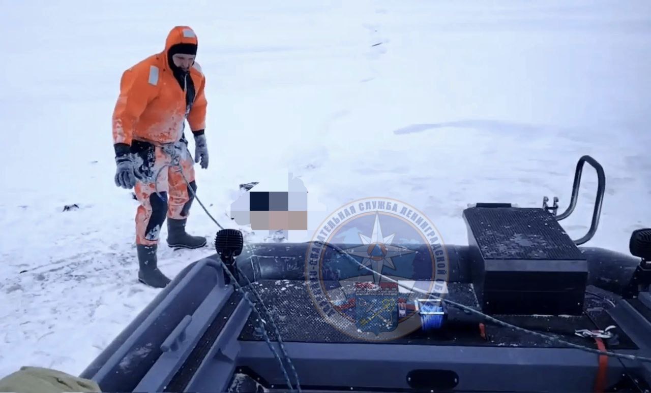 12 февраля в Лахденпохском районе Карелии произошла страшная трагедия погиб 44 летний местный житель Мужчина отправился на лыжную прогулку по льду Ладожского озера Маршрут пролегал от острова Кильпола в сторону острова Селькамарьянсаари В тот же день в поисково спасательный отряд Приозерска поступил тревожный сигнал В ходе поисков спасатели обнаружили полынью именно она стала причиной гибели лыжника К несчастью мужчина не смог выбраться из ледяной воды Тело погибшего было извлечено из воды и доставлено на берег Далее оно передано правоохранительным органам для проведения необходимых процедур kalitki