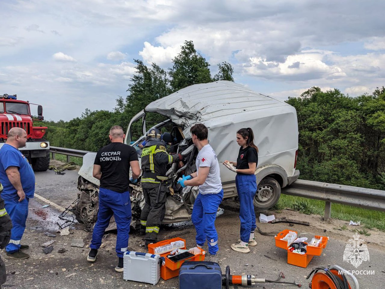 Тульские спасатели оказали помощь пострадавшему в ДТП на трассе М-2 Сегодня около 3 часов дня на 194 километре трассы М-2 произошло дорожно-транспортное происшествие . Столкнулись автобус, легковой и грузовой автомобили. Спустя 9 минут после поступления сообщения о происшествии на место прибыли первые пожарно-спасательные подразделения. Спасатели деблокировали пострадавшего 24-летнего мужчину из легкового автомобиля с использованием гидравлического аварийно-спасательного инструмента и передали сотрудникам скорой медицинской помощи для дальнейшей доставки в лечебное учреждение. От МЧС России к ликвидации последствий ДТП привлекалось 5 человек и 2 единицы техники.