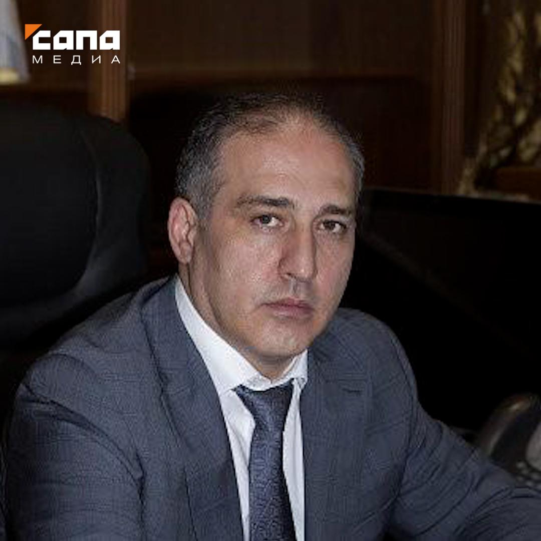 Управляющего отделением Банка России в Ингушетии арестовали по делу о злоупотреблении полномочиями Магасский райсуд Ингушетии отправил управляющего отделением Банка России Нацбанка по республике Магомед Бека Ужахова под стражу на два месяца Его обвиняют в злоупотреблении полномочиями сообщили в объединенной пресс службе судов республики Следствие считает что родственник Ужахова заведующий системно техническим сектором в отделе информации отделения ЦБ РФ похитил мобильную рабочую станцию стоимостью 109 7 тыс рублей Ужахов об этом знал но не уведомил об этом руководство и не расторг трудовой договор с родственником В октябре 2024 года фигурант дела поручил подчиненным подготовить документы с ложными данными по оприходованию фактически отсутствующего имущества а также утвердил фиктивную накладную Тем самым обороту похищенной станции придали законный вид Всего под покровительством Ужахова его родственник похитил имущество Банка России на общую сумму свыше 4 млн рублей сообщили в пресс службе судов Ужахова задержали 27 октября он пробудет в СИЗО до 27 декабря Подписывайся на Сапа Кавказ