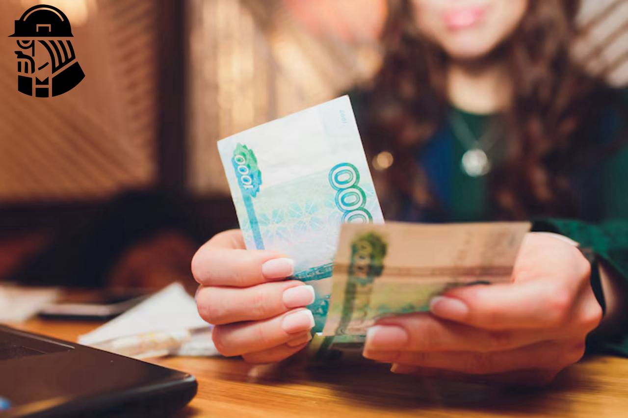 «Зарплата мечты» россиян озвучена: когда ждать прорыва? Эксперты назвали сумму, которую россияне считают «достойной» зарплатой: в среднем по стране это 120 тысяч рублей, а в Москве - 180 тысяч. Эксперт Петр Щербаченко прогнозирует, что эти цифры вполне достижимы уже к 2026 году. По его словам, средние зарплаты в 2025 году уже приближаются к желаемым показателям, составляя 105 тысяч рублей по стране и 160,7 тысяч рублей в столице. Если учесть стоимость всего, а в особенности недвижимости даже аренды , в целом «достойную» зарплату оценили весьма скромно. Как россияне хотят зарабатывать такие суммы? Все как всегда романтично: многие мечтают о работе, связанной с путешествиями, творчеством и даже ведением собственного блога данные Skillbox и сети ОК . Все возможно. Но пока вернемся к земному: власти же планируют довести МРОТ до 35 тысяч рублей к 2030 году. Надеемся и цели по инфляции к этим годам будут у ЦБ достигнуты.