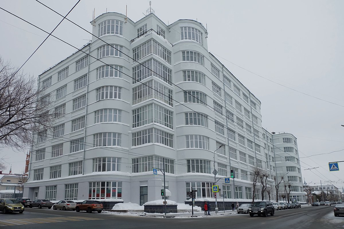 Продано здание самарского Дома промышленности На торгах победило ООО ПензаТракСервис Дом промышленности в Самаре приобрела пензенская компания ООО ПензаТракСервис На торгах от неё поступило предложение о цене в 320 64 млн рублей Компания работает с 2015 года и специализируется на техническом обслуживании и ремонте автотранспортных средств Её гендиректором является Олег Кочнев а единственным учредителем Галина Жулябина В 2024 году выручка ООО ПензаТракСервис составила 230 млн рублей На торги также заявился Александр Емелин который не предоставил продавцу ценовое предложение Объект пытались продать несколько раз однако из за аварийности здания и статуса объекта культурного наследия с продажей возникали сложности Изначально стоимость оценивали в 319 млн рублей Вырученные средства планируют направить на погашение долгов ФК Крылья Советов В 2011 году объект в качестве залога получил Новикомбанк который выдал футбольному клубу более 900 млн рублей в кредит В 2016 году ООО РТ Капитал структура Ростеха перекупило у Новикомбанка право требования долга В этом году арбитражный суд обязал самарский футбольный клуб выплатить компании 923 млн рублей На судебном заседании представитель ФК просили отложить разбирательство чтобы договориться с истцом о рассрочке однако РТ Капитал потребовала вернуть весь долг в 2025 году Дальнейшая судьба Дома промышленности пока неизвестна По данным Волга Ньюс Галине Жулябиной принадлежит отель HELIOPARK Cruise в Пензе Также она владеет бизнесом по управлению недвижимостью торговле автомобилями и одеждой складированию