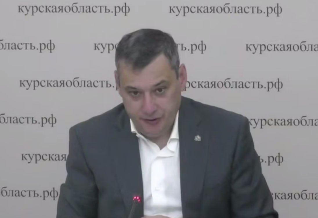 Александр Хинштейн вновь поднял вопрос о въезде на Новую Боевку На прошлом заседании правительства глава региона поручил убрать на улице ВЧК строительный мусор, оставшийся от сноса домов, продумать организацию парковки. – Что сделано за истекшую неделю? – спросил он и.о. мэра Сергея Котлярова. Глава города сообщил, что строительный мусор вывезли, завезли 4 машины фрезерата, подравняли немного дорогу, работы продолжаются. Хинштейн призвал ускориться с наведением порядка, чтобы людям было максимально комфортно добираться до зоны отдыха.