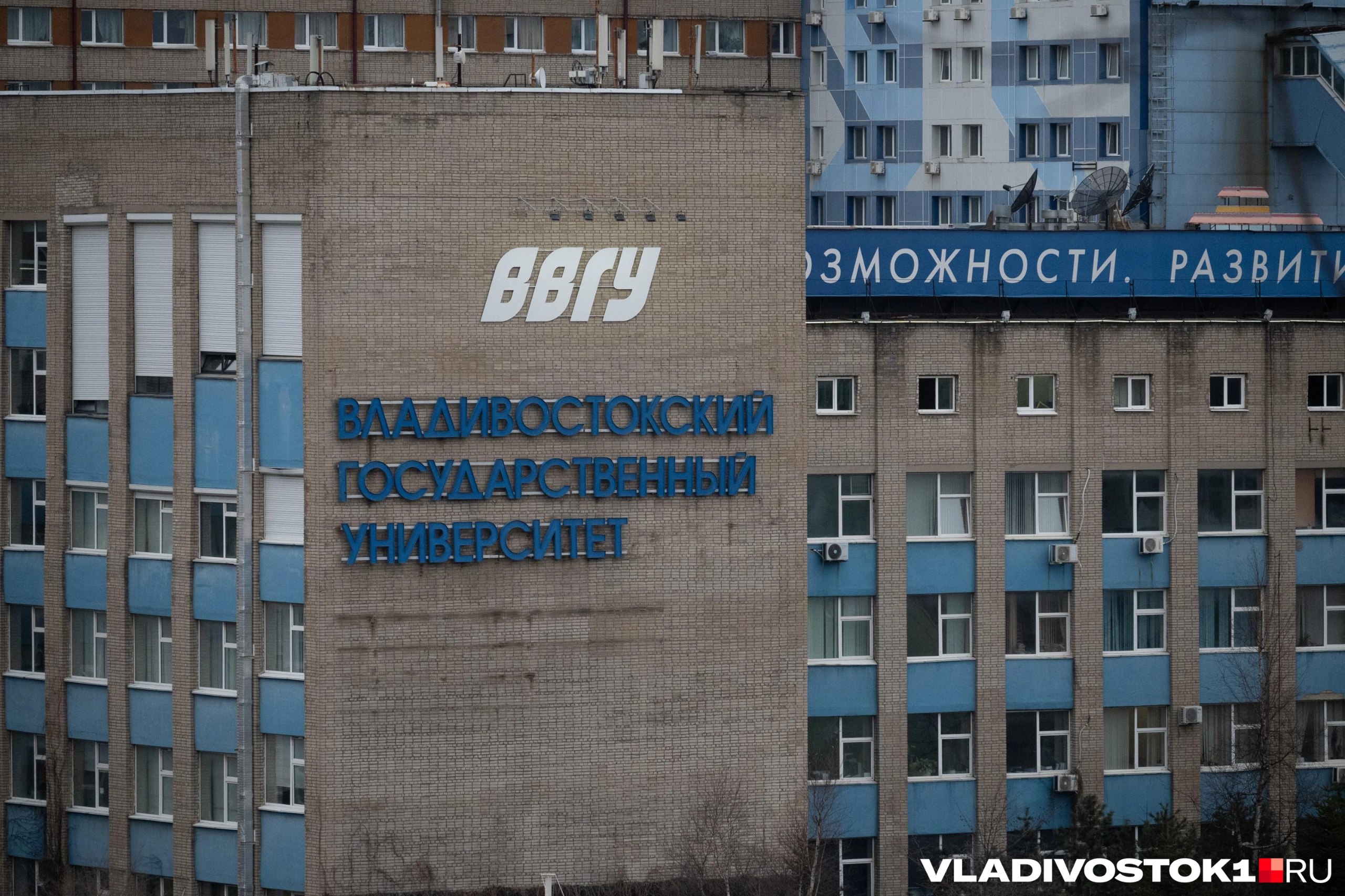 Владивостокский государственный университет ВВГУ оказался лучшим и единственным вузом Дальнего Востока вошедшим в список образовательных учреждений в сфере государственного и муниципального управления Всероссийскую статистику на основе собственных критериев составило рейтинговое агентство RAEX В рейтинг вошли 40 вузов из всех регионов России Владивостокский государственный университет занял 34 место набрав 30 73 балла Возглавила список Российская академия народного хозяйства и государственной службы при Президенте РФ с показателем в 100 00 баллов На втором месте оказался Национальный исследовательский университет Высшая школа экономики набравший 87 12 балла а на третьем Московский государственный университет имени М В Ломоносова у которого 83 05 балла Также специалисты агентства RAEX уточнили что популярность направления государственное и муниципальное управление растет большими темпами За год численность студентов бакалавриата и магистратуры на направлениях ГМУ возросла на 12 тогда как средний прирост показателя в других предметных рейтингах составил 4 По каким критериям составлялся рейтинг читайте на сайте Подписаться