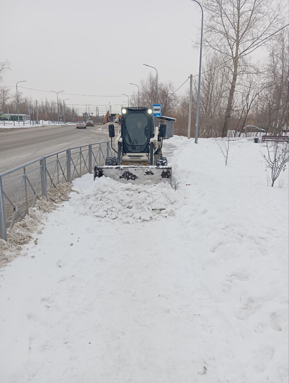 На заседании коллегии мы обсудили жалобы жителей города на качество уборки снега.   Отмечу, что работа по очистке улично-дорожной сети в минувшие выходные выполнена на хорошем уровне. Видно, что привлекалась дополнительная техника, рабочие.    Однако есть и проблемы, которые требуют внимания. В частности необходимо обратить особое внимание на состояние тротуаров, так как они нуждаются в тщательной уборке для обеспечения безопасности пешеходов.   Я дал поручение управам и специалистам департамента дорожной инфраструктуры и транспорта пересмотреть графики работы подрядчиков и в кратчайшие сроки организовать уборку на межквартальных проездах и парковках.   Кроме того, в последнее время много сообщений поступает о складировании снега во дворах многоквартирных домов. Мы должны взять этот вопрос под контроль и незамедлительно решить проблему с уборкой придомовых территорий. Квартальным дано поручение обследовать все дворы: если выяснится, что где-то необходимые меры не приняты, УК будут привлечены к ответственности.