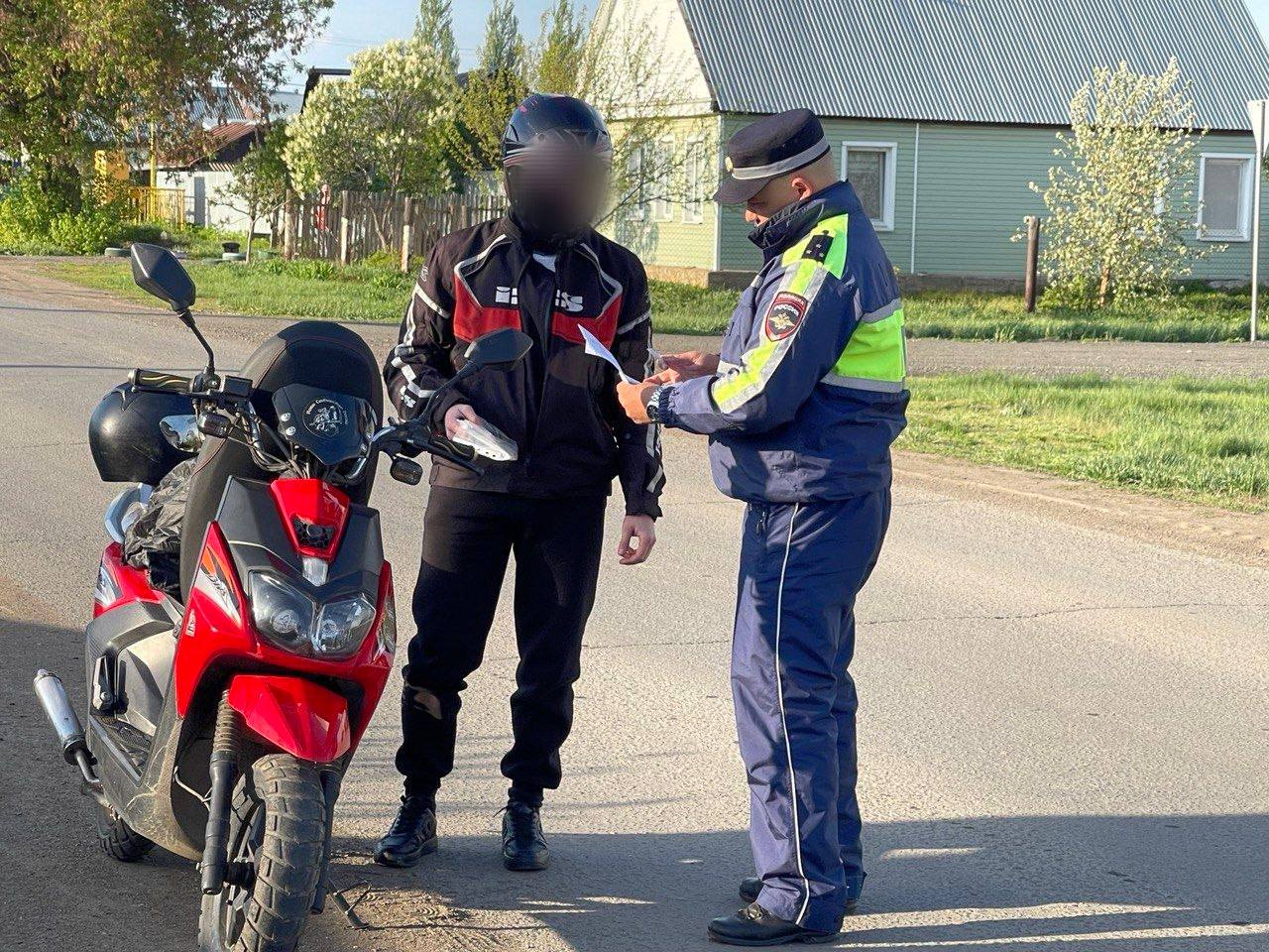  В Оренбурге на выходных проверили мотоциклистов и выявили 17 нарушений #Про_Общество Инспекторы ГИБДД проверяют мототранспорт в Оренбурге. За прошедшие выходные полицейские выявили 17 нарушителей. Как сообщили в пресс-службе УМВД, рейды проводятся, чтобы предотвратить ДТП. Инспекторы проверили 30 единиц мототехники. Больше половины из водителей допустили нарушения правил дорожного движения. Так, без права управления мотоциклом ездили 8 горожан, еще двое передвигались без страхового полиса. Среди водителей было 4 несовершеннолетних. Также были и другие нарушения. В полиции подчеркнули, что мотоцикл должен быть зарегистрирован в ГИБДД, а водителю следует обзавестись правами соответствующей категории. Управлять мотоциклом необходимо в мотошлеме и в средствах специальной защиты. «И главное: при движении в потоке не превышать скорость и не устраивать гонки; соблюдать боковой интервал и дистанцию с другими транспортными средствами; не пытаться проехать между близко движущимися машинами в плотном потоке, не забывать включать сигналы указателями поворота при разворотах и перестроениях», - подытожили правоохранители.