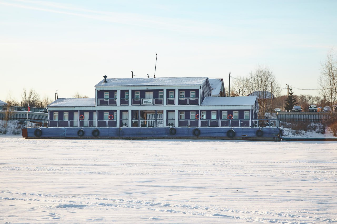 Желающим переправиться из Самары через Волгу или наоборот придется отложить свои планы В связи с тяжелой ледовой обстановкой на линии Самара Рождествено движение судов временно приостановлено В зависимости от ледовой обстановки возможны изменения в расписании Об этом сообщили в пятницу 2 января представители Самарского речного пассажирского предприятия