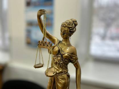 В Тобольске вынесен приговор мужчине, признанному виновным в угрозе убийством Собранные следственным управлением Следственного комитета Российской Федерации по Тюменской области доказательства признаны судом достаточными для вынесения приговора 46-летнему жителю города Тобольска. Он признан виновным в совершении преступления, предусмотренного п. «а» ч. 2 ст. 119 УК РФ угроза убийством . Следствием и судом установлено, что в ночь на 10 ноября 2024 года фигурант, находясь возле одного из заведений города Тобольска, предложил подвезти на автомобиле потерпевшего и его сестру. В ходе поездки осужденный стал негативно высказываться в адрес пассажира, после чего, достав травматический пистолет, приставил его к голове потерпевшего, высказав угрозу убийством. Приговором суда ему назначено наказание в виде лишения свободы на срок 1 год 10 месяцев исправительной колонии общего режима.