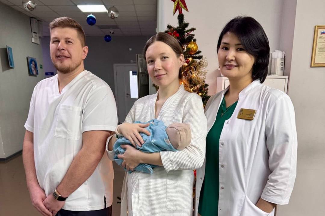 Будет всегда и во всем первым жительница Иркутска родила сына в ночь на 1 января В новогоднюю ночь 2026 года Ольга Шахматова из Иркутска получила самый прекрасный и уникальный подарок на свет появился ее долгожданный сын Мальчик стал единственным новорожденным в перинатальном центре города в это волшебное время Подробности в материале КП Иркутск Ольге 27 лет До выхода в декрет она трудилась методистом в Центре спортивной подготовки Сибирячка живет вместе с мужем Георгием и дочкой которой год и три месяца О том что в семье появится еще один малыш семья узнала в начале 2025 го года Продолжение истории