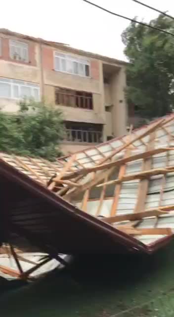 Сильный ветер снес крыши зданий в Ташобласти и Владикавказе