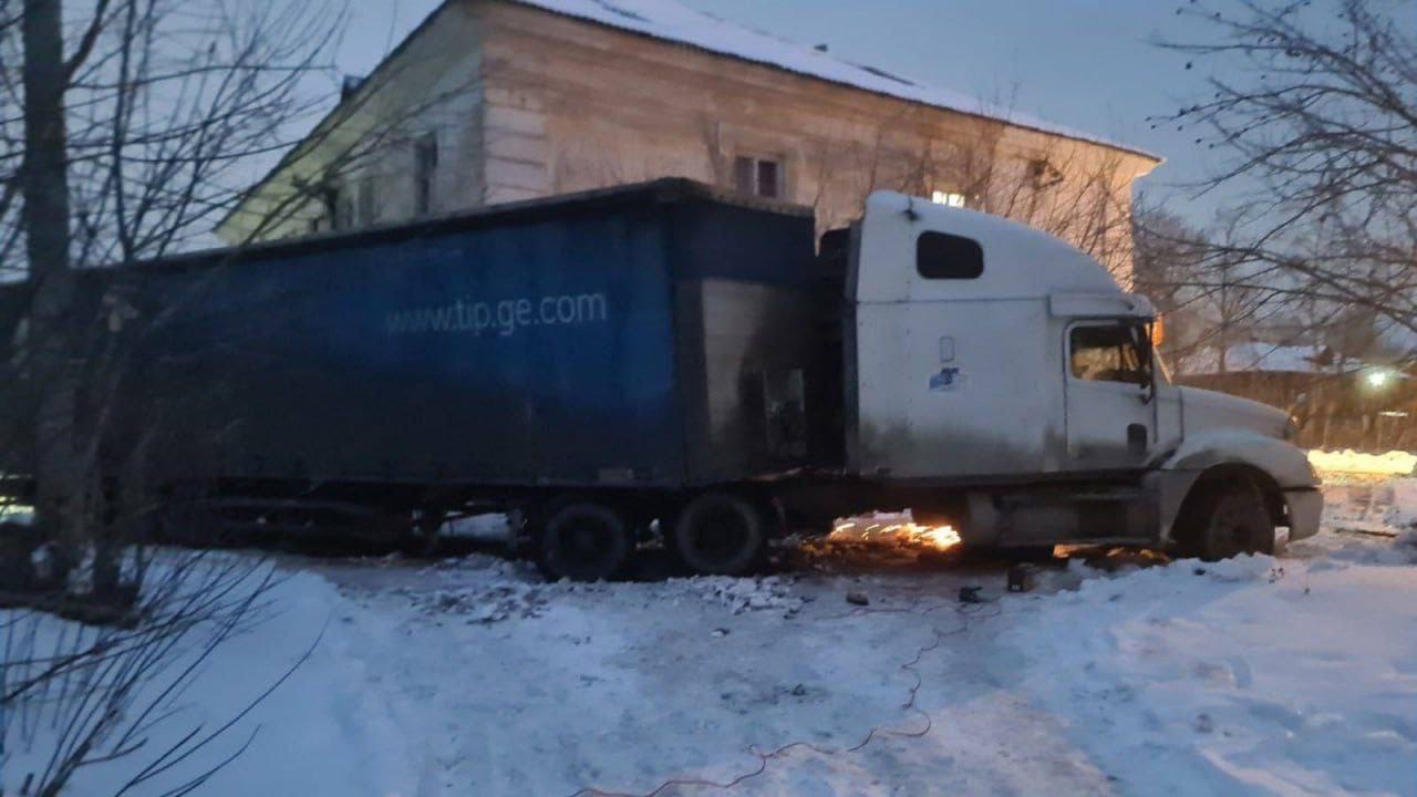 В Екатеринбурге дальнобойщик застрял в снегу и живёт в фуре  На Изоплите дальнобойщик из Ханты-Мансийска несколько дней ночует в кабине грузовика. Машина увязла в снегу, а сцепление сгорело при попытках выбраться.  Местные пытались помочь, но безуспешно. Вызванный трактор оказался слишком маленьким, а на эвакуатор у водителя нет денег.   Подписаться   Новости Екатеринбурга