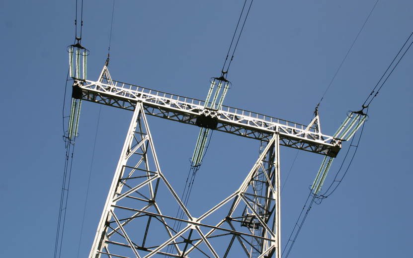 Пилотный проект Удмуртия вошла в число семи регионов где пройдет эксперимент по созданию и внедрению электронных площадок для купли продажи электроэнергии Соответствующее постановление правительства России опубликовано на портале правовых актов В кабмине утверждают что проведение пилотного проекта позволит апробировать механизм продажи электроэнергии на оптовом и розничном рынках с использованием электронных торговых площадок что в свою очередь поможет снизить административные и экономические барьеры для участников рынка электроэнергии Также отмечается что создаваемые торговые площадки предназначены для упрощения взаимодействия участников для заключения договоров приобретения сопутствующих работ и услуг подбора и поиска контрагентов согласования ценовых параметров Эксперимент продлится с 1 февраля 2026 года по 31 декабря 2027 года Подписаться на нас Telegram I MAX