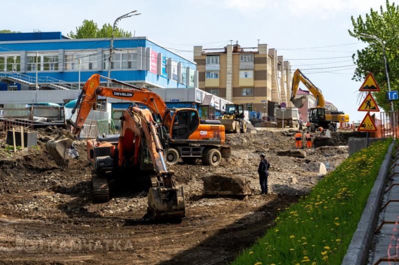 В Петропавловске-Камчатском полностью перекрывают центральный проезд С 06.00 утра 9 июля участок дороги по улице Ленинская от начала Аллеи флота до здания КамГУ им. Витуса Беринга, д. 69 будет полностью закрыт для всех видов транспорта Вместе с тем будет организовано двустороннее движение от площади В.И. Ленина до рыбного порта по ул. Красинцев. Проезд на морвокзал по-прежнему будет открыт со стороны съезда с улицы Советской. В мэрии города пояснили, что подрядная организация приступает к работам по выемке грунта на центральной части проезда. Водителей просят планировать свой маршрут заранее! Подписаться Прислать Чат