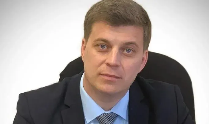 На 10 тыс руб оштрафовали главу городского округа Бодайбо Иркутская область Алексея Ботвина за то что в период ликвидации коммунальной аварии в городе не был обеспечен должный контроль за подвозом воды и восстановительными работами сообщает прокуратура региона В конце января в Бодайбо из за перемерзания водовода остановилась работа четырех котельных Без тепла и водоснабжения остались более чем 1 6 тыс жителей В начале марта суд отправил под домашний арест до 26 апреля Алексея Ботвина Ему вменяют превышение должностных полномочий ч 3 ст 286 УК РФ Из личного архива Алексея Ботвина  Подписывайтесь на Ъ Сибирь в MAX Telegram