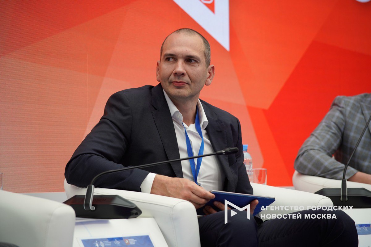 Бывший заместитель министра труда РФ Алексей Скляр найден мертвым в собственном доме в поселении Филимонковский в Москве Скляр был найден в собственном доме Предварительная причина смерти суицид Незадолго до смерти он написал записку в Telegram канале сообщил Агентству Москва источник добавив что рядом с телом обнаружен пистолет Алексей Скляр занимал пост замминистра труда и социальной защиты с 2018 по 2022 год Подпишись на Агентство Москва