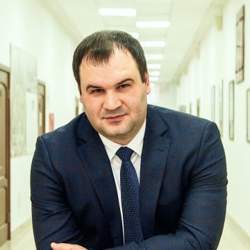 Еще одного проректора КрасГМУ заподозрили в мошенничестве Речь идет о Михаиле Кулешко — проректоре меда по экономике и финансам. Его подозревают в трех эпизодах мошенничества, совершенного группой лиц по предварительному сговору с использованием служебного положения. Судя по официальной информации от СК, дело Кулешко связано с делом первого проректора КрасГМУ — Ирины Соловьевой, которая сейчас сидит на домашнем аресте. По версии следствия, в 2022-2024 годах Соловьева давала указания о начислении премий своим подчиненным и обеспечивала сбор необходимых документов. Кулешко в этой схеме утверждал выплаты, считают следователи. После этого сотрудники университета, которых вводили в заблуждение насчет использования премий, отдавали деньги подозреваемым — якобы для нужд университета. Дома и на рабочем месте Кулешко провели обыски. Сам он задержан. Это Борус