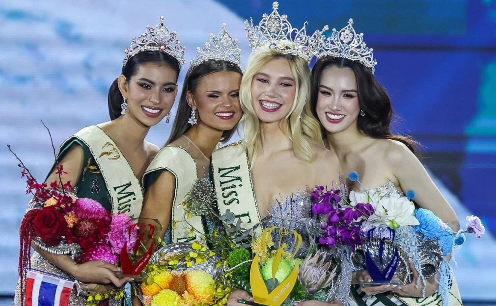 Победительницей конкурса красоты Мисс Земля 2025 года стала представительница Чехии Натали Пушкинова Трансляция церемонии объявления победителей шла на Youtube Конкурс проходил 5 ноября на Филиппинах в столице страны Маниле Звание Мисс Земля Воздух получила представительница Исландии Соллис Вала Иварсдоттир Мисс Земля Вода стала представительница Вьетнама Чинь Ми Ань Титул Мисс Земля Огонь достался представительнице Таиланда Вари Нгамкхам В 2024 году победительницей конкурса стала Джессика Лэйн из Австралии В общей сложности на титул Мисс Земля претендовали 79 девушек из разных стран Награду за лучший показ в купальнике присудили представительнице Колумбии в вечернем платье участнице с Кубы Россиянка Елизавета Гурьянова также участвовавшая в конкурсе попала в топ 12 финалисток Фото Rouelle Umali XinHua Global Look Press Следить за новостями РБК в Telegram