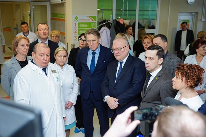 Министр здравоохранения РФ Михаил Мурашко и губернатор Александр Соколов посетили лечебные учреждения Кировской области В последние годы мы активно внедряем цифровые сервисы и бережливые подходы в здравоохранении рассказал глава региона Как результат повышается производительность труда Средний показатель приема врача первичного звена в 2025 году вырос до 18 человек в смену против 14 в 2024 году В результате разделения потоков пациентов время ожидания в регистратуру уменьшилось с 10 до 1 5 мин у кабинета врача специалиста более чем в 7 раз с 23 до 3 мин проведение профилактических осмотров с 4 до 1 5 дней Демонстрирует рост интенсивность использования оборудования в один рабочий день МРТ аппаратов КТ УЗИ Делегации Минздрава РФ была показана работа единственного в России Центра медицинской реабилитации и санаторно курортного лечения участников СВО в Слободском районе где защитники и их семьи проходят восстановительное лечение Здоровье наших ветеранов СВО на особом контроле Медицинскую реабилитацию и лечение в Центре прошли уже более 770 человек в том числе 448 членов их семей включая 195 детей Работаем с нашими героями проактивно Более 95 ветеранов СВО вернувшихся в регион прошли специальную диспансеризацию порядка 90 направляется для более глубокой диагностики и высокотехнологичного лечения сказал губернатор Михаил Мурашко также посетил детскую поликлинику в Слободском Региональный сосудистый центр в областной больнице областной наркологический диспансер и Кировский государственный медуниверситет