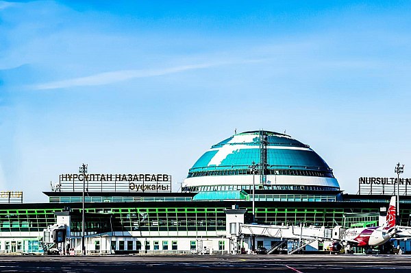 Аэропорты Казахстана заподозрили в завышении цен на топливо для авиакомпаний Агентство по защите и развитию конкуренции АЗРК Казахстана инициировало расследование в отношении 11 аэропортов страны по признакам установления монопольно высоких цен на авиационное топливо для международных авиаперевозчиков Об этом сообщает Интерфакс со ссылкой на данные пресс службы ведомства Анализ рынков оптовой и розничной реализации авиатоплива свидетельствует о необоснованном завышении стоимости топлива для международных пассажирских и грузовых авиаперевозчиков говорится в пресс релизе ведомства aviaru net n286986
