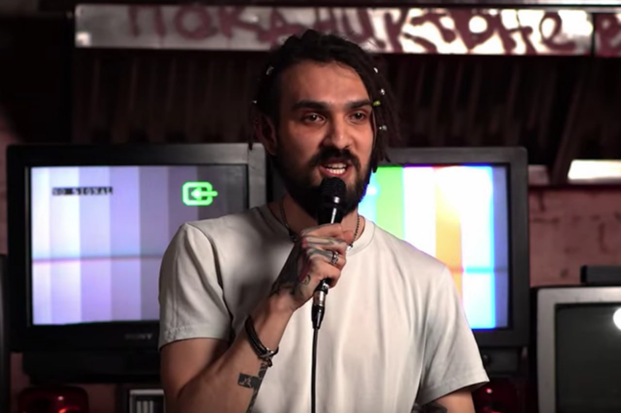 Назвавший героя СВО культяпковозкой комик Останин не признал вину Одиозный стендапер который обвиняется в разжигании ненависти и оскорблении чувств верующих заявил об этом в суде Заседание по делу горе шутника проходит в Москве Останин жестко высказался о раненых участниках спецоперации в марте 2025 го После этого он пустился в бега и был пойман на границе с Белоруссией Комик извинился перед ветеранами СВО но ответственности не избежал Если суд займет сторону обвинения следующие шесть лет юморист проведет в колонии Внесен в перечень экстремистов и террористов в РФ   Подпишитесь на Абзац TG VK Дзен MAX Rutube