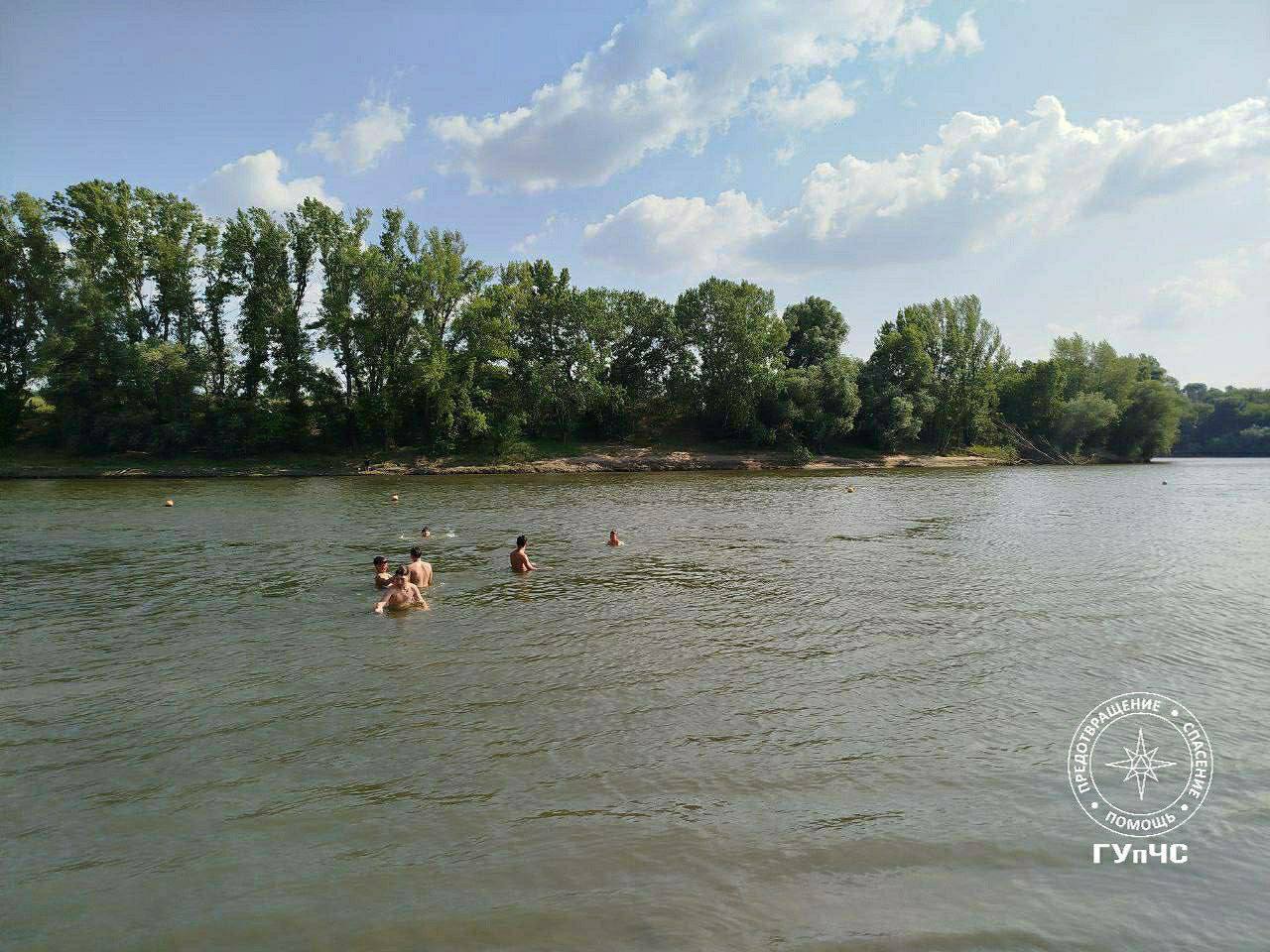 Ещё двух девушек спасли на Днестре На городском пляже в Бендерах две девушки 16 и 17 лет без сопровождения взрослых купались и играли в воде. В какой-то момент обе потеряли дно под ногами. Их стало быстро уносит течением на глубину. Одна из них успела позвать на помощь. Ее услышали спасатели и отдыхающий мужчина. Девочки уже скрылись под водой примерно в 10 метрах от берега. Очевидец бросился в воду и вытащил 17-летнюю, а спасатели подняли вторую девочку. Пострадавшие доставлены в Бендерскую детскую городскую больницу для обследования. Пресс-служба ГУпЧС МВД ПМР